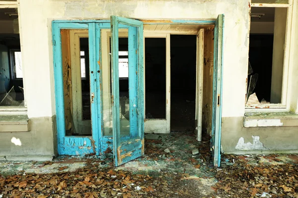 Oude verlaten huis buitenkant — Stockfoto