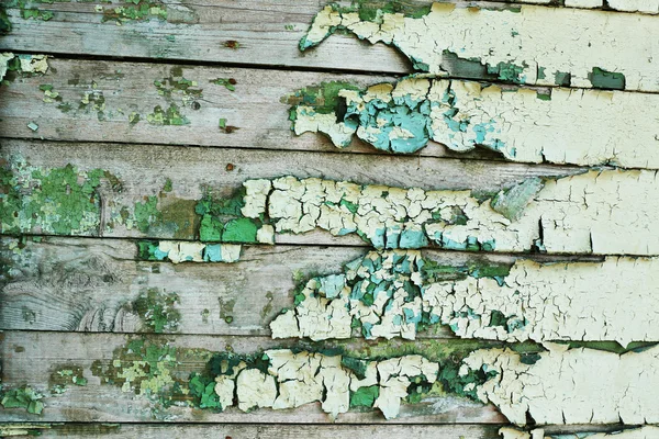 Пилинг краски на старой деревянной стене — стоковое фото