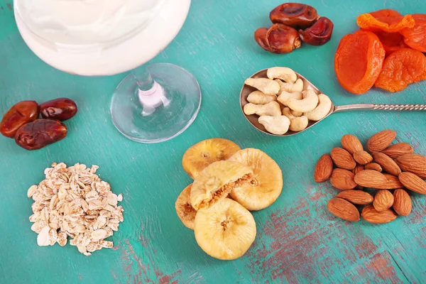 健康的早餐，用干果和坚果上颜色木制背景 — 图库照片