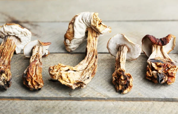 Gedroogde paddenstoelen op houten ondergrond — Stockfoto