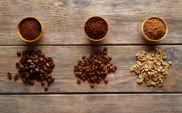 Rozmaite kawy w małej kuchni na drewnianym stole, widok z góry — Zdjęcie stockowe