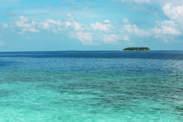 Vista de las hermosas aguas del océano azul y la isla en el horizonte en Baros Maldivas — Foto de Stock