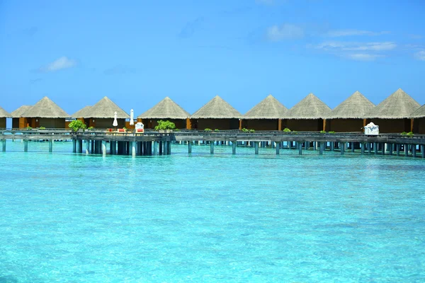 Villas de agua sobre océano azul en baros Maldivas — Foto de Stock