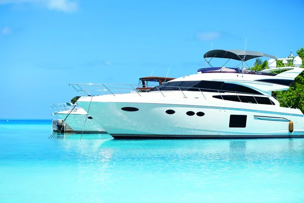 Yacht parked at jetty in Baros Maldives — Stock Photo, Image