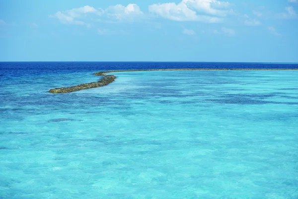 Bella vista dell'acqua dell'oceano sull'isola in resort — Foto Stock