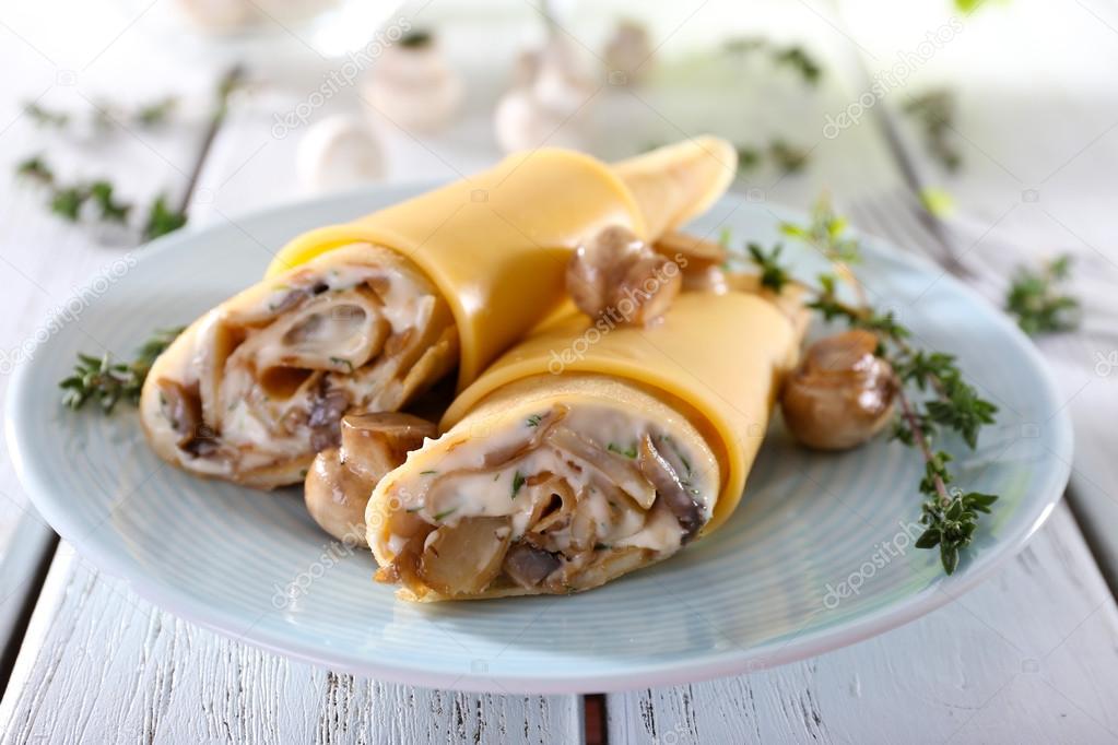 блины с курицей и грибами. блинчики с грибами. блины с грибами и сыром. блины с грибами в сливочном соусе. куриные блины с грибами.