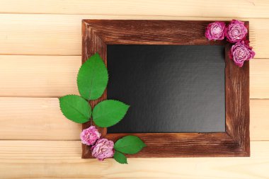 Güzel kuru çiçekler, çerçeveli ahşap arka plan karede