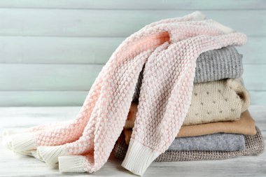 Ahşap arka plan üzerinde elbise örgü