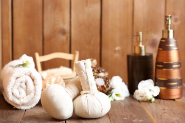 Güzel spa masaj torbaları üzerinde ahşap arka plan ile kompozisyon