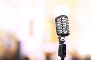 Parlak arka plan bulanık Retro mikrofon