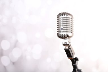 Parlak arka plan bulanık Retro mikrofon