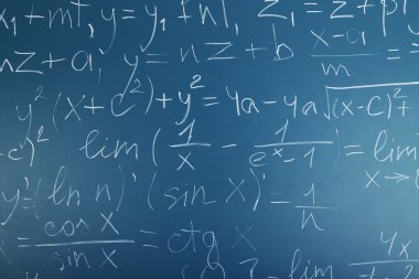 Kara tahta üzerinde matematik formülleri