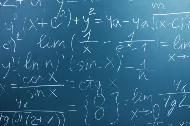 Kara tahta üzerinde matematik formülleri