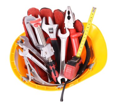 İnşaat araçları üzerinde beyaz izole kask içinde