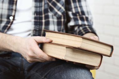 genç adam, yakın çekim, üzerinde kitap açık renkli okuma