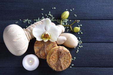 Güzel Çiçeklenme ile natürmort orkide çiçek, kaplıca tedavisi ve çakıl, ahşap arka plan üzerinde