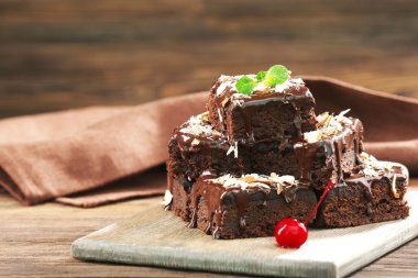 Masanın üzerinde nefis çikolatalı kekler.