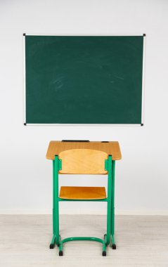 Yazı tahtası ve ahşap masa sandalye sınıf ile