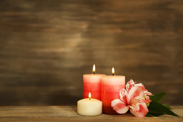 Hermosa composición con velas y piedras de spa sobre fondo de madera —  Fotos de Stock