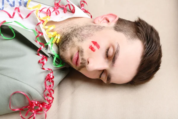 Junger mann auf couch nach spaß close up — Stockfoto