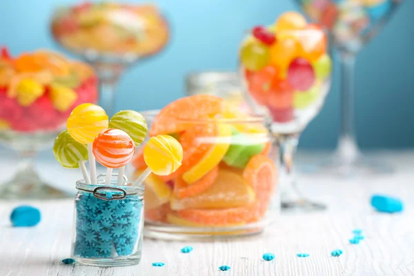 Kavanozlarda renkli şekerler — Stok fotoğraf