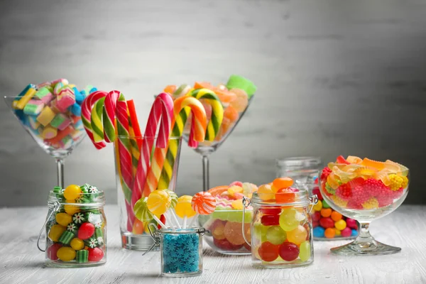 Bonbons colorés dans des pots — Photo