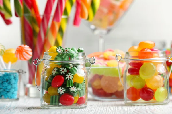 Kleurrijke snoepjes in potten — Stockfoto