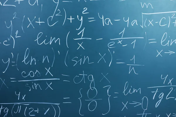 Wiskunde formules op schoolbord — Stockfoto