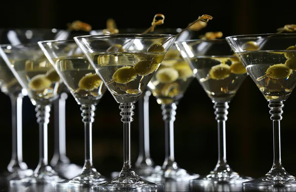Verres de cocktails au bar — Photo