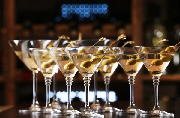 Стаканы коктейлей в баре — стоковое фото