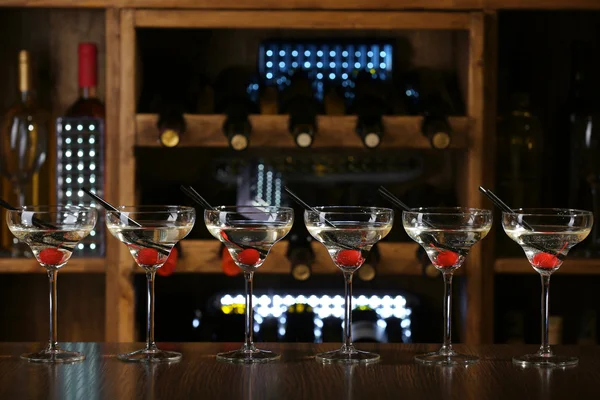 Окуляри коктейлів на барі — стокове фото