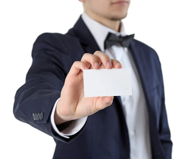 Eleganta mannen i kostym holding visitkort, isolerad på vit — Stockfoto