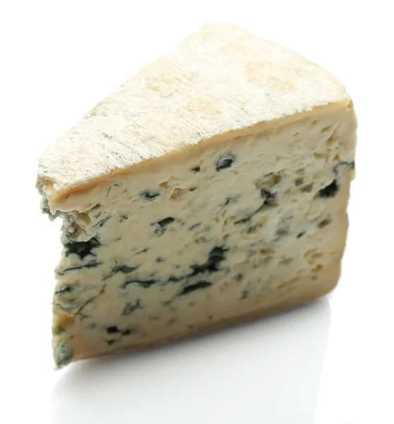 Pezzo di gustoso formaggio blu isolato su bianco — Foto Stock