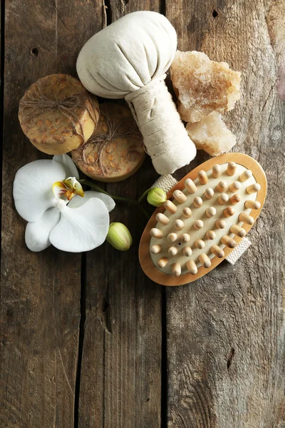 Stilleben med vackra blommande orkidé blomma, spa-behandling och småsten, på trä bakgrund — Stockfoto