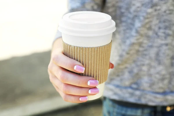Kağıt bardak kahve açık havada, closeup ile el — Stok fotoğraf