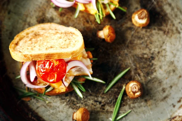 Sabroso sándwich en la sartén vieja, de cerca — Foto de Stock