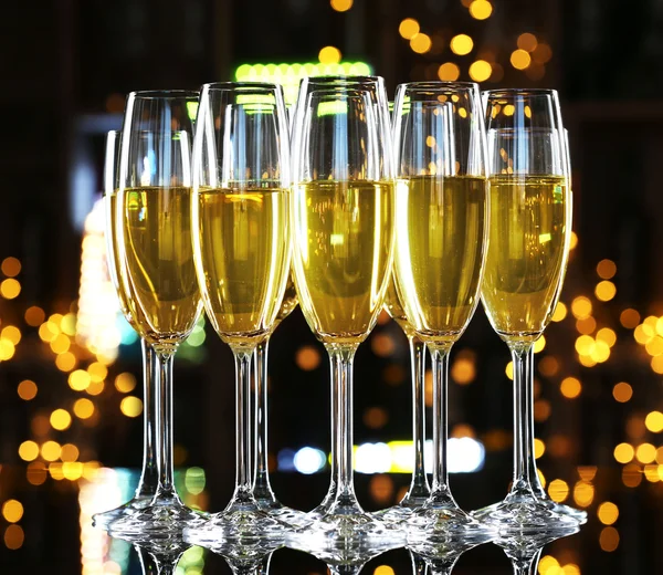 Szklanki szampana na pasku tło — Zdjęcie stockowe