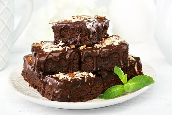 Deliciosos pasteles de chocolate en el plato en primer plano de la mesa — Foto de Stock