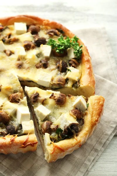 Kaas met champignons, kruiden en zure crème, op servet, op houten tafel achtergrond — Stockfoto