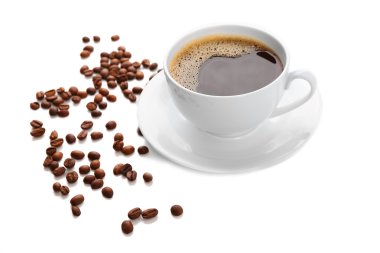 Beyaz üzerine izole edilmiş bir fincan kahve.