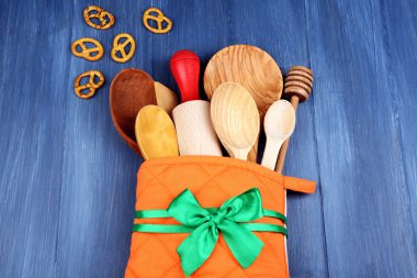 Potholder ahşap arka plan üzerinde farklı mutfak gereçleri