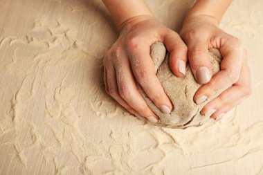 Ahşap masa arkasında kadın elleriyle para kazanmak.