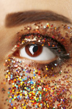 Süslü glitter makyaj, makro görünümü ile kadın göz