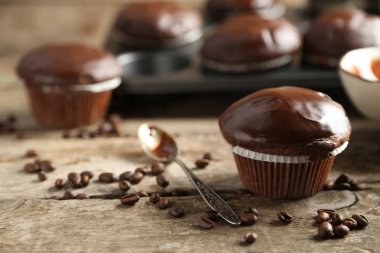 Ahşap masa üzerinde lezzetli ev yapımı çikolatalı kek