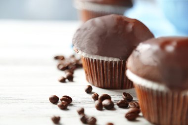 Ahşap masa üzerinde lezzetli ev yapımı çikolatalı kek