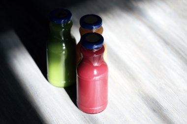 Ahşap zemin üzerine suyu kavanoz