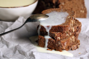 Kağıt arka plan üzerine yoğunlaştırılmış süt ile ekmek dilimleri