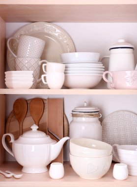 Ahşap raf sofra ve mutfak eşyaları