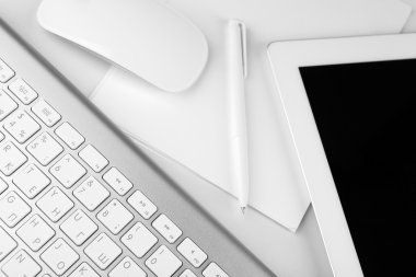 Ofis işyeri tablet ve bilgisayar ile yakın çekim