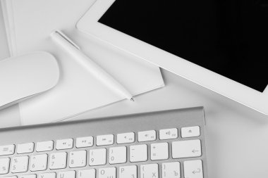 Ofis işyeri tablet ve bilgisayar ile yakın çekim